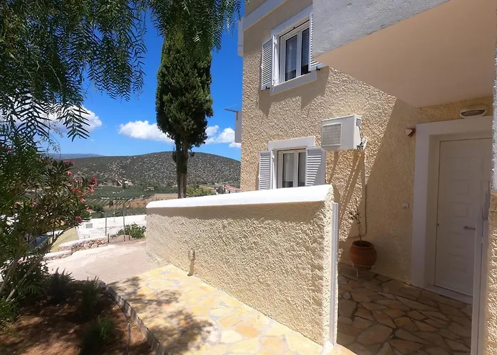 Treehouse Holiday Homes *